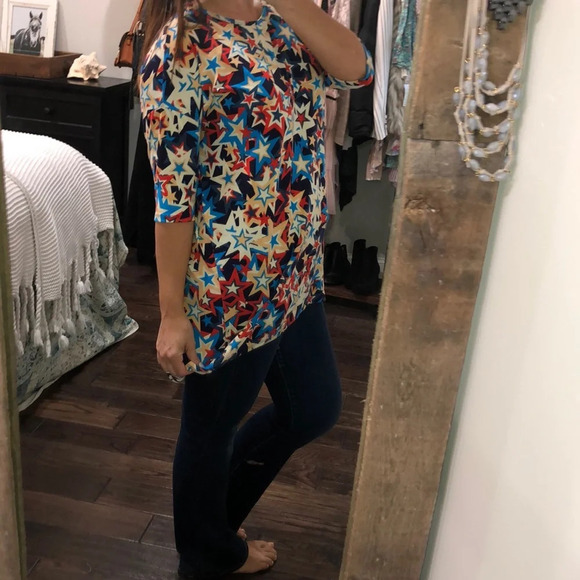 LulaRoe medium star print Irma Top - Picture 3 of 4